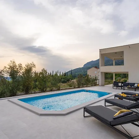 Casa De Flores Villa